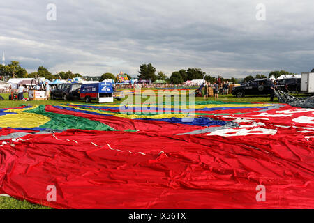Bristol, UK. August 13, 2017. Bristol International Balloon Fiesta - 13. August 2017; abends Masse Heißluftballon Heben von Ashton Gericht. Stockfoto