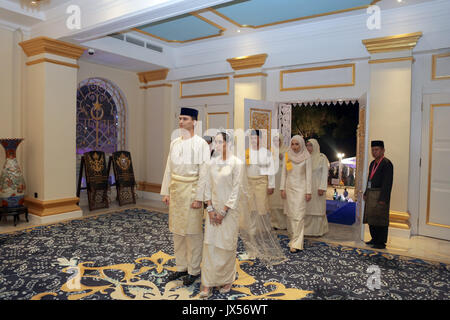 Johor Bahru, Malaysia. 14 Aug, 2017. HANDOUT-Prinzessin Tunku Tun Aminah Sultan Ibrahim und Niederländisch - geborene Dennis Muhammad Abdullah (L), während ihrer Hochzeit am 14. August 2017 in Johor Bahru, Malaysia. Das königliche Paar haben ihren ersten öffentlichen Auftritt als Mann und Frau auf der Treppe des historischen Istana Besar (Grand Palace). (Achtung Redaktionen: Für redaktionelle VERWENDUNG AUSSCHLIESSLICH IN ZUSAMMENHANG MIT DER AKTUELLEN BERICHTERSTATTUNG/obligatorischer Gutschrift) Foto: Royal Pressestelle Johor/dpa/Alamy leben Nachrichten Stockfoto