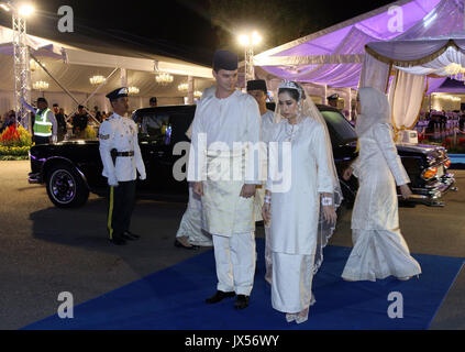 Johor Bahru, Malaysia. 14 Aug, 2017. HANDOUT-Prinzessin Tunku Tun Aminah Sultan Ibrahim und Niederländisch - Dennis Muhammad Abdullah während ihrer Hochzeit Geboren am 14. August 2017 in Johor Bahru, Malaysia. Das königliche Paar haben ihren ersten öffentlichen Auftritt als Mann und Frau auf der Treppe des historischen Istana Besar (Grand Palace). (Achtung Redaktionen: Für redaktionelle VERWENDUNG AUSSCHLIESSLICH IN ZUSAMMENHANG MIT DER AKTUELLEN BERICHTERSTATTUNG/obligatorischer Gutschrift) Foto: Royal Pressestelle Johor/dpa/Alamy leben Nachrichten Stockfoto