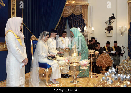 Johor Bahru, Malaysia. 14 Aug, 2017. HANDOUT-Prinzessin Tunku Tun Aminah Sultan Ibrahim und Niederländisch - geborene Dennis Muhammad Abdullah (beide C), während ihrer Hochzeit am 14. August 2017 in Johor Bahru, Malaysia. Das königliche Paar haben ihren ersten öffentlichen Auftritt als Mann und Frau auf der Treppe des historischen Istana Besar (Grand Palace). (Achtung Redaktionen: Für redaktionelle VERWENDUNG AUSSCHLIESSLICH IN ZUSAMMENHANG MIT DER AKTUELLEN BERICHTERSTATTUNG/obligatorischer Gutschrift) Foto: Royal Pressestelle Johor/dpa/Alamy leben Nachrichten Stockfoto