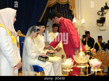 Johor Bahru, Malaysia. 14 Aug, 2017. HANDOUT-Prinzessin Tunku Tun Aminah Sultan Ibrahim und Niederländisch - geborene Dennis Muhammad Abdullah (beide C), während ihrer Hochzeit am 14. August 2017 in Johor Bahru, Malaysia. Das königliche Paar haben ihren ersten öffentlichen Auftritt als Mann und Frau auf der Treppe des historischen Istana Besar (Grand Palace). (Achtung Redaktionen: Für redaktionelle VERWENDUNG AUSSCHLIESSLICH IN ZUSAMMENHANG MIT DER AKTUELLEN BERICHTERSTATTUNG/obligatorischer Gutschrift) Foto: Royal Pressestelle Johor/dpa/Alamy leben Nachrichten Stockfoto