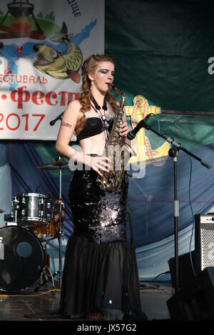 Sieger Sasha Kaptug auf den Wettbewerb für den Titel beste Schöne mermaind auf traditionellen Fest'Uxa Fest', August, 12, 2017, Vileyka, Weißrussland Stockfoto