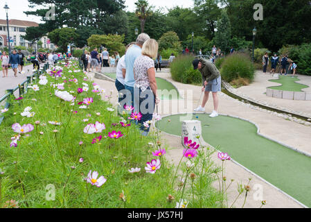 Menschen, die im August in Lower Gardens, Bournemouth, Dorset, Großbritannien, verrücktes Golf spielen. Stockfoto