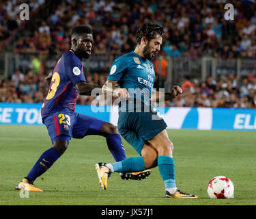 Das Stadion Camp Nou, Barcelona, Spanien. 13 August, 2017. Super Cup von Spanien zwischen dem FC Barcelona und Real Madrid. Isco und Umtiti Streit eine Kugel Credit: David Ramírez/Alamy leben Nachrichten Stockfoto