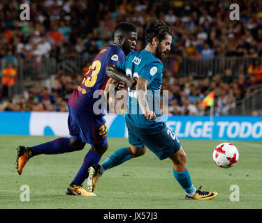 Das Stadion Camp Nou, Barcelona, Spanien. 13 August, 2017. Super Cup von Spanien zwischen dem FC Barcelona und Real Madrid. Isco und Umtiti Streit eine Kugel Credit: David Ramírez/Alamy leben Nachrichten Stockfoto