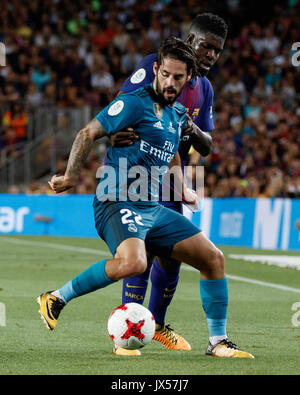 Das Stadion Camp Nou, Barcelona, Spanien. 13 August, 2017. Super Cup von Spanien zwischen dem FC Barcelona und Real Madrid. Isco und Umtiti Streit eine Kugel Credit: David Ramírez/Alamy leben Nachrichten Stockfoto