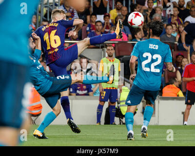 Das Stadion Camp Nou, Barcelona, Spanien. 13 August, 2017. Super Cup von Spanien zwischen dem FC Barcelona und Real Madrid. Deulofeu und Isco Streit eine Kugel Credit: David Ramírez/Alamy leben Nachrichten Stockfoto