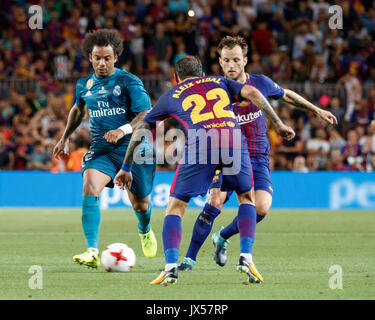 Das Stadion Camp Nou, Barcelona, Spanien. 13 August, 2017. Super Cup von Spanien zwischen dem FC Barcelona und Real Madrid. Marcelo, Rakitic und Aleix Vidal Streit eine Kugel Credit: David Ramírez/Alamy leben Nachrichten Stockfoto