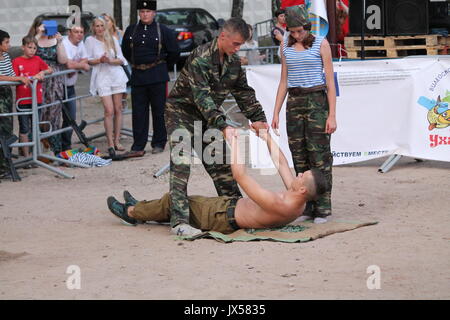 Leistung der militärischen-patriotischen Verein 'Patriot' auf traditionelle Festival "uxa Fest', August, 12,2017, Vileyka Meer, Weißrussland Stockfoto