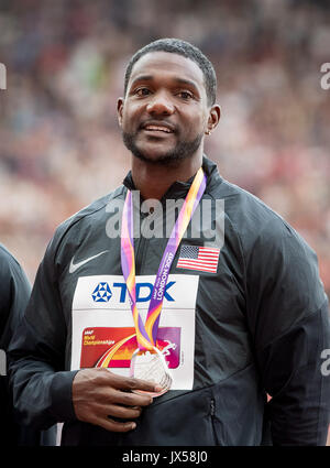 London, Großbritannien. 13 Aug, 2017. Justin Gatlin der USA wirft mit seiner Silbermedaille in der 4 x 100 Meter Finale während der letzte Tag der IAAF Leichtathletik WM (Tag 10) bei den Olympischen Park, London, England am 13. August 2017 gewonnen. Foto von Andy Rowland/PRiME Media Bilder./Alamy leben Nachrichten Stockfoto