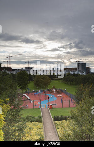 Thames Barrier Park, Silvertown, London, UK. 14. August 2017. UK Wetter: bewölkt nach trockenen Sommern Tag in London. Blick über die Themse in die THames Barrier, Ost Blick nach woolwich Credit: WansfordPhoto/Alamy leben Nachrichten Stockfoto