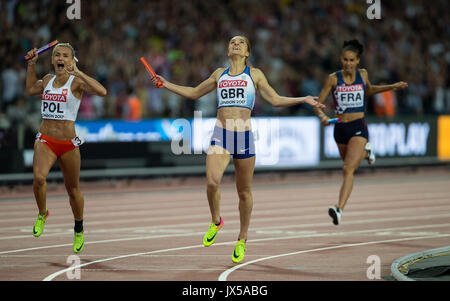 London, Großbritannien. 13 Aug, 2017. Emily Diamond von Großbritannien über die Ziellinie fährt Silber vor justyna Swiety-marcin-Polens (Bronze) in den Frauen 4x400m-Relais-Finale bei den Olympischen Park, London, England am 13. August 2017 während der letzten Tage des IAAF Leichtathletik WM (Tag 10) gewinnen. Foto von Andy Rowland/PRiME Media Bilder. Credit: Andrew Rowland/Alamy leben Nachrichten Stockfoto