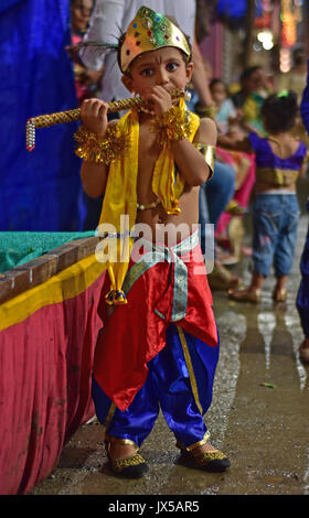 Mumbai, Indien. 14 August, 2017. Indisch-hinduistischen Gläubigen nimmt teil an einer Prozession zu Janmashtami, die die Geburt der indisch-hinduistischen Gott Lord Krishna in Versova Dorf Marken, einem Vorort von Mumbai am 14 August, 2017 feiern. Credit: Azhar Khan/Alamy leben Nachrichten Stockfoto