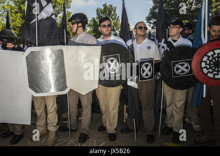 Charlottesville, Virginia, USA. 12 Aug, 2017. JAMES FELDER, Center, der vermutet wird, dass der Fahrer des Autos, die in gegen Demonstranten in Chaelottesville abgestürzt, Virginia wird dargestellt, vor dem Autounfall. Credit: Nakamura/ZUMA Draht/Alamy leben Nachrichten Stockfoto