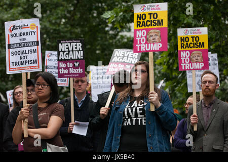 London, Großbritannien. 14. August 2017. Fans von Vereinen gegen den Faschismus halten eine Mahnwache vor der US-Botschaft in Solidarität mit den Antifaschisten in Charlottesville, Virginia, und im Gedächtnis von Heather Heyer, die getötet wurde, als ein Auto in die Menschen protestieren gegen einen weißen nationalistischen März gefahren wurde. Credit: Mark Kerrison/Alamy leben Nachrichten Stockfoto