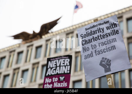 London, Großbritannien. 14. August 2017. Plakate von Anhängern von Vereinen gegen den Faschismus halten eine Mahnwache vor der US-Botschaft in Solidarität mit den Antifaschisten in Charlottesville, Virginia, und im Gedächtnis von Heather Heyer, die getötet wurde, als ein Auto in die Menschen protestieren gegen einen weißen nationalistischen März gefahren wurde. Credit: Mark Kerrison/Alamy leben Nachrichten Stockfoto