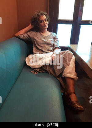 Delhi, Indien. 4 Aug, 2017. Die indische Schriftstellerin Arundhati Roy sitzt in einem Cafe in der Altstadt von Delhi, Indien, 4. August 2017. Ihr zweiter Roman, "Das Ministerium für höchste Glück", wird in der deutschen Übersetzung auf den 10. August 2017 erscheinen. Foto: Nick Kaiser/dpa/Alamy leben Nachrichten Stockfoto