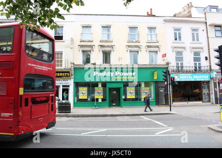 London, Großbritannien. 27. Juli, 2017. Ein Paddy Power Wettbüro in der Nähe des Westbourne Park in London, UK, 27. Juli 2017. Foto: Kathrin Kasper/dpa/Alamy leben Nachrichten Stockfoto