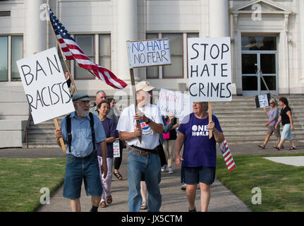 Roseburg, Oregon, USA. 14 Aug, 2017. Demonstranten März außerhalb des Douglas County Courthouse in Roseburg in Solidarität mit Charlottesville, VA und gegen Hass. Über 75 Leute marschierten, gesungen, und sangen Lieder während des Protestes in der kleinen Stadt am Montag. Credit: Robin Loznak/ZUMA Draht/Alamy leben Nachrichten Stockfoto