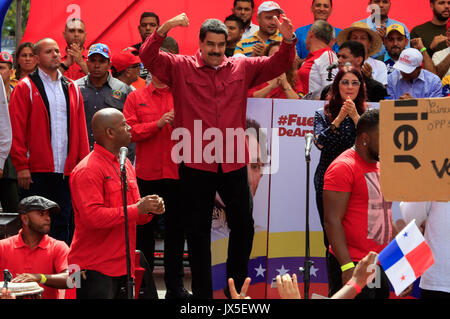 Caracas, Venezuela. 14 Aug, 2017. Bild von Venezuela Vorsitzes zeigt den venezolanischen Präsidenten Nicolas Maduro (C) Reaktion während einer März in Caracas, Venezuela, am 12.08.14., 2017. Anhänger der Regierung Venezuelas am Montag, sammelte in der Hauptstadt Caracas und andere Städte die Gefahr einer militärischen Intervention der Vereinigten Staaten zu protestieren. Credit: Venezuelas Vorsitz/Xinhua/Alamy leben Nachrichten Stockfoto