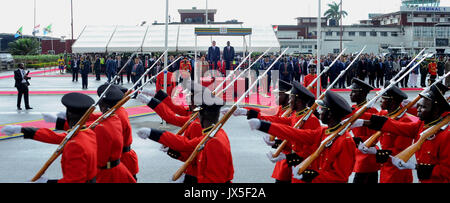 Dar-es-Salaam, Dar es Salaam, Tansania. 14 Aug, 2017. Ägyptischen Präsidenten Abdel Fattah al-Sisi wird von der Präsident von Tansania, Johannes Magufuli am Julius Nyerere International Airport in Dar-es-Salaam, Tansania, August 14, 2017 Quelle: Der ägyptische Präsident Büro/APA-Images/ZUMA Draht/Alamy Leben Nachrichten empfangen Stockfoto