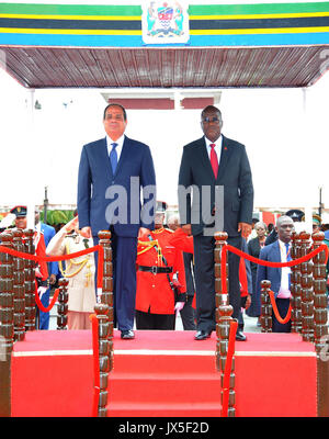 Dar-es-Salaam, Dar es Salaam, Tansania. 14 Aug, 2017. Ägyptischen Präsidenten Abdel Fattah al-Sisi wird von der Präsident von Tansania, Johannes Magufuli am Julius Nyerere International Airport in Dar-es-Salaam, Tansania, August 14, 2017 Quelle: Der ägyptische Präsident Büro/APA-Images/ZUMA Draht/Alamy Leben Nachrichten empfangen Stockfoto