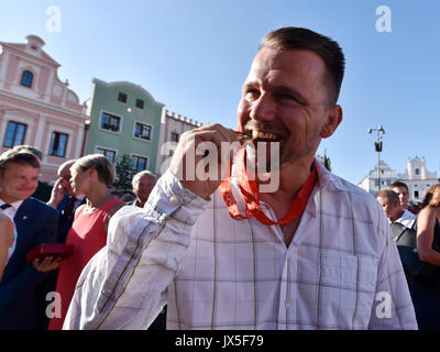 Havlickuv Brod, Tschechien. 14 Aug, 2017. Tschechische wrestler Marek Svec erhält eine Bronzemedaille von den Olympischen Spielen 2008 in Peking, in seinem Geburtsort Havlickuv Brod, Tschechien, am 14. August 2017. Gewinner im dritten Platz in der Gewichtsklasse bis 96 kg im griechisch-römischen Stil Asset Mambetov aus Kasachstan wurde zusätzlich durch eine positive Doping Test disqualifiziert. Credit: Lubos Pavlicek/CTK Photo/Alamy leben Nachrichten Stockfoto