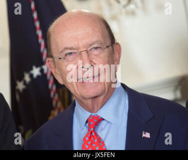 Washington, USA. 14 Aug, 2017. United States US-Handelsminister Wilbur Ross nimmt die Unterzeichnung einer Vereinbarung zur Adressierung Chinas Gesetze, Richtlinien, Verfahren und Aktionen zu geistigem Eigentum, Innovation und Technologie im Weißen Haus in Washington, DC, August 14, 2017. Quelle: Chris Kleponis/Pool CNP - KEINE LEITUNG SERVICE · Foto: Chris Kleponis/Konsolidierte/dpa/Alamy leben Nachrichten Stockfoto