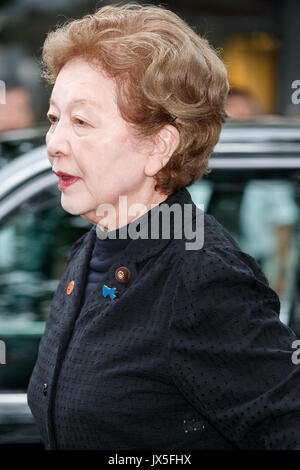 Tokio, Japan. 15 Aug, 2017. Japanischer Politiker Kyoko Nakayama visits Yasukuni-schrein ihren Respekt zu den Krieg tot auf dem 72. Jahrestag der Kapitulation Japans im Zweiten Weltkrieg am 15. August 2017, Tokio, Japan zu zahlen. Ministerpräsident Shinzo Abe war nicht unter den Gesetzgeber den Schrein zu besuchen und Stattdessen schickte ein Ritual mit verärgern Nachbarländer, die auch Yasukuni mit Kriegsverbrechern und Japans imperialen Vergangenheit zuordnen zu vermeiden. Credit: Rodrigo Reyes Marin/LBA/Alamy leben Nachrichten Stockfoto