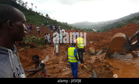 Freetown. 14 Aug, 2017. Foto am 12.08.14, 2017 zeigt die Schlammlawine in Freetown, Sierra Leone. Mehr als 300 Menschen wurden in eine Schlammlawine getoetet worden und Überschwemmungen am Montag in der Gegend von Sierra Leone Hauptstadt Freetown, die nationalen Fernsehveranstalter sagte. Credit: Liu Yu/Xinhua/Alamy leben Nachrichten Stockfoto