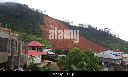 Freetown. 14 Aug, 2017. Foto am 12.08.14, 2017 zeigt die Schlammlawine in Freetown, Sierra Leone. Mehr als 300 Menschen wurden in eine Schlammlawine getoetet worden und Überschwemmungen am Montag in der Gegend von Sierra Leone Hauptstadt Freetown, die nationalen Fernsehveranstalter sagte. Credit: Liu Yu/Xinhua/Alamy leben Nachrichten Stockfoto