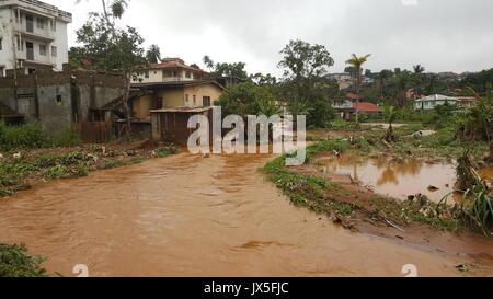 Freetown. 14 Aug, 2017. Foto am 12.08.14, 2017 zeigt die Überschwemmungen in Freetown, Sierra Leone. Mehr als 300 Menschen wurden in eine Schlammlawine getoetet worden und Überschwemmungen am Montag in der Gegend von Sierra Leone Hauptstadt Freetown, die nationalen Fernsehveranstalter sagte. Credit: Liu Yu/Xinhua/Alamy leben Nachrichten Stockfoto