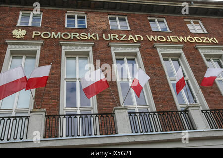 Danzig, Polen. 15 August, 2017. PO (Bürgerplattform) Mitglieder des Parlaments: Slawomir Neumann, Stanislaw Lamczyk und Marschall der Woiwodschaft Pomorskie Mieczyslaw Struk während der Pressekonferenz sind in Danzig, Polen am 15. August 2017 gesehen. Oppositionelle Politiker werfen der Bundesregierung vor, Inaktivität und fehlende Hilfe für Opfer von den heftigen Stürmen, dass Polen letztes Wochenende getroffen. Quelle: Michal Fludra/Alamy leben Nachrichten Stockfoto