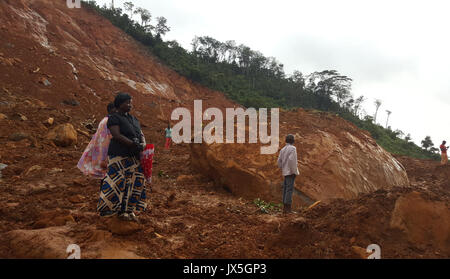 Freetown. 14 Aug, 2017. Foto am 12.08.14, 2017 zeigt die Schlammlawine in Freetown, Sierra Leone. Mehr als 300 Menschen wurden in eine Schlammlawine getoetet worden und Überschwemmungen am Montag in der Gegend von Sierra Leone Hauptstadt Freetown, die nationalen Fernsehveranstalter sagte. Credit: Liu Yu/Xinhua/Alamy leben Nachrichten Stockfoto