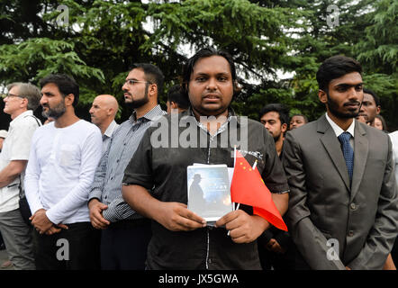 Nanjing in der chinesischen Provinz Jiangsu. 15 Aug, 2017. Ein ausländischer Student aus Bangladesch hält eine TV-Dokumentation "Die Nanjing Massaker auf fremden Perspektive zu einem Frieden Versammlung bei der Memorial Hall der Opfer in Nanjing Massaker durch die Japanischen Invasoren in Nanjing, der Hauptstadt der ostchinesischen Provinz Jiangsu, 15 August, 2017. Vertreter aus Ländern wie China, Japan, Pakistan, Bangladesch, Jordanien und nahmen an der Versammlung der 72. Jahrestag der bedingungslosen Kapitulation Japans im Zweiten Weltkrieg zu gedenken. Credit: Ji Chunpeng/Xinhua/Alamy leben Nachrichten Stockfoto