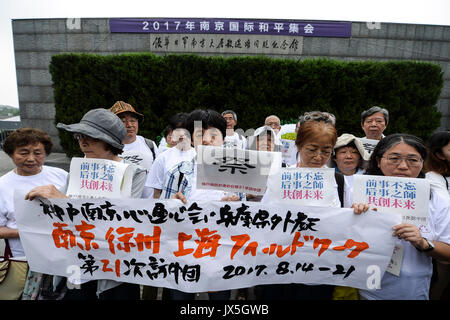 Nanjing in der chinesischen Provinz Jiangsu. 15 Aug, 2017. Mitglieder einer Anti-kriegs-NGO in Kobe, Japan, einen Frieden der Montage im Memorial Hall der Opfer in Nanjing Massaker an durch die Japanischen Invasoren in Nanjing, der Hauptstadt der ostchinesischen Provinz Jiangsu, 15 August, 2017. Vertreter aus Ländern wie China, Japan, Pakistan, Bangladesch, Jordanien und nahmen an der Versammlung der 72. Jahrestag der bedingungslosen Kapitulation Japans im Zweiten Weltkrieg zu gedenken. Credit: Ji Chunpeng/Xinhua/Alamy leben Nachrichten Stockfoto