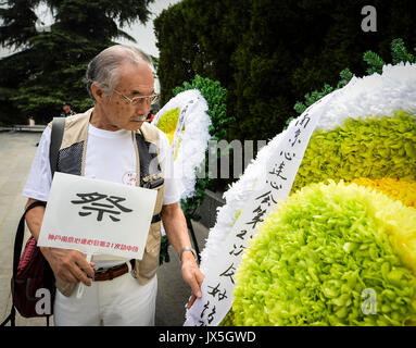 Nanjing in der chinesischen Provinz Jiangsu. 15 Aug, 2017. Mitglieder einer Anti-kriegs-NGO in Kobe, Japan, einen Frieden der Montage im Memorial Hall der Opfer in Nanjing Massaker an durch die Japanischen Invasoren in Nanjing, der Hauptstadt der ostchinesischen Provinz Jiangsu, 15 August, 2017. Vertreter aus Ländern wie China, Japan, Pakistan, Bangladesch, Jordanien und nahmen an der Versammlung der 72. Jahrestag der bedingungslosen Kapitulation Japans im Zweiten Weltkrieg zu gedenken. Credit: Ji Chunpeng/Xinhua/Alamy leben Nachrichten Stockfoto