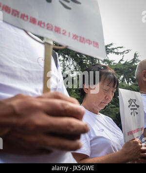 Nanjing in der chinesischen Provinz Jiangsu. 15 Aug, 2017. Mitglieder einer Anti-kriegs-NGO in Kobe, Japan, einen Frieden der Montage im Memorial Hall der Opfer in Nanjing Massaker an durch die Japanischen Invasoren in Nanjing, der Hauptstadt der ostchinesischen Provinz Jiangsu, 15 August, 2017. Vertreter aus Ländern wie China, Japan, Pakistan, Bangladesch, Jordanien und nahmen an der Versammlung der 72. Jahrestag der bedingungslosen Kapitulation Japans im Zweiten Weltkrieg zu gedenken. Credit: Ji Chunpeng/Xinhua/Alamy leben Nachrichten Stockfoto