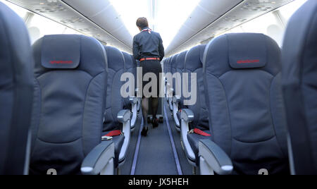 Datei - Datei Bild 24 Februar 2012 zeigt eine Stewardess zu Fuß ein Board eine Boeing 737 der Air Berlin Halle in Düsseldorf, Deutschland datiert. Air Berlin hat Insolvenz angemeldet. Foto: Caroline Seidel/dpa Stockfoto