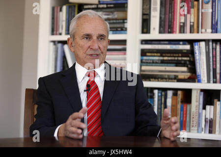 Chicago, USA. 11 Aug, 2017. Dennis Chookaszian, apl. Professor für Strategisches Management an Stand Schule des Geschäfts von der Universität von Chicago, spricht in einem Interview mit der Nachrichtenagentur Xinhua in Chicago, USA, am 11. August 2017. Neuverhandlung der North America Free Trade Agreement (NAFTA), August 16-20 in Washington, DC, geplant, hat Bedenken, dass die Bedingungen des Handels könnte ein zweischneidiges Schwert zu sein: einige Branchen profitieren, während bestimmte Sektoren zu verletzen. Credit: Wang Ping/Xinhua/Alamy leben Nachrichten Stockfoto