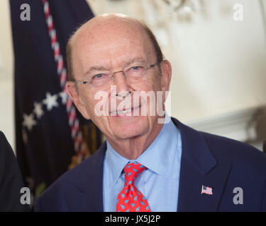 United States US-Handelsminister Wilbur Ross nimmt die Unterzeichnung einer Vereinbarung zur Adressierung Chinas Gesetze, Richtlinien, Verfahren und Aktionen zu geistigem Eigentum, Innovation und Technologie im Weißen Haus in Washington, DC, August 14, 2017. Quelle: Chris Kleponis/Pool CNP/MediaPunch Stockfoto