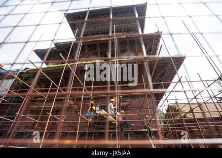 Kathmandu, Nepal. 15 Aug, 2017. Bauarbeiter arbeiten am Standort eines Basantapur Tower, stark während des Erdbebens im April 2015 beschädigt, in dem basantapur Durbar Square in Kathmandu, Nepal, am 15 August, 2017. Credit: Pratap Thapa/Xinhua/Alamy leben Nachrichten Stockfoto