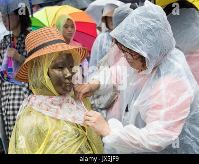 Seoul, Südkorea. 15 Aug, 2017. Leute sorgen ein anti-Japan Protest mit einer Statue des "comfort women" in Seoul, Südkorea, 15 August, 2017. Quelle: Lee Sang-ho/Xinhua/Alamy leben Nachrichten Stockfoto