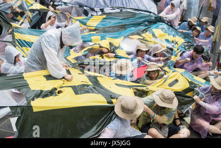 Seoul, Südkorea. 15 Aug, 2017. Leute sorgen ein anti-japanischen Proteste in Seoul, Südkorea, 15 August, 2017. Quelle: Lee Sang-ho/Xinhua/Alamy leben Nachrichten Stockfoto