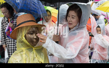 Seoul, Südkorea. 15 Aug, 2017. Leute sorgen ein anti-Japan Protest mit einer Statue des "comfort women" in Seoul, Südkorea, 15 August, 2017. Quelle: Lee Sang-ho/Xinhua/Alamy leben Nachrichten Stockfoto