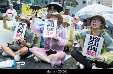 Seoul, Südkorea. 15 Aug, 2017. Leute sorgen ein anti-japanischen Proteste in Seoul, Südkorea, 15 August, 2017. Quelle: Lee Sang-ho/Xinhua/Alamy leben Nachrichten Stockfoto