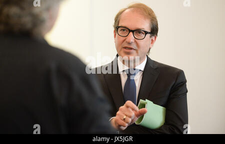 Berlin, Deutschland. 15 Aug, 2017. Bundesverkehrsminister Alexander Dobrindt im Gespräch mit Reportern nach einer Pressekonferenz über die Situation nach der Insolvenz von Air Berlin in Berlin, Deutschland, 15. August 2017. Foto: Christina Peters/dpa/Alamy leben Nachrichten Stockfoto