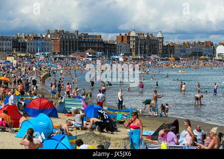 Weymouth, Dorset, UK. 15th Aug, 2017. UK Weather. Holidaymakers and sunbathers pack the beach as they enjoy the warm sunshine at the seaside resort of Weymouth in Dorset on the first day of the Carnival. Photo Credit: Graham Hunt/Alamy Live News Stockfoto