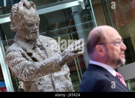 Berlin, Deutschland. 15 Aug, 2017. (SPD) Spitzenkandidat Deutschland sozial Demokratische Partei, Martin Schulz, gibt eine Aussage über die Diesel Skandal und die Insolvenz von Air Berlin im Willy-Brandt-Haus in Berlin, Deutschland, 15. August 2017. Foto: Wolfgang Kumm/dpa/Alamy leben Nachrichten Stockfoto