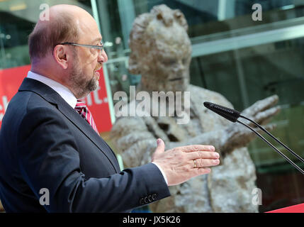 Berlin, Deutschland. 15 Aug, 2017. (SPD) Spitzenkandidat Deutschland sozial Demokratische Partei, Martin Schulz, gibt eine Aussage über die Diesel Skandal und die Insolvenz von Air Berlin im Willy-Brandt-Haus in Berlin, Deutschland, 15. August 2017. Foto: Wolfgang Kumm/dpa/Alamy leben Nachrichten Stockfoto